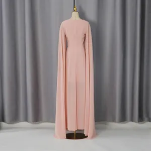 Achteraanzicht van een elegante roze vloerlange avondjurk met dramatische cape-mouwen