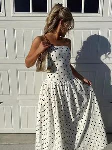 Dettaglio di un elegante abito francese a pois bianchi con vita stretta e gonna lunga