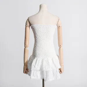Vista trasera de vestido blanco palabra de honor con cuerpo fruncido y bordado inglés