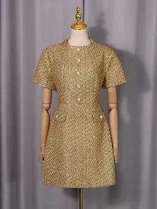 Élégante robe en tweed doré avec boutons de perles et design vintage chic à manches courtes