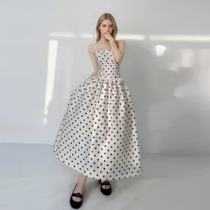 Elegante abito a pois in stile francese con vita alta e gonna fluida in studio.