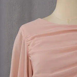 Detailopname van een elegante roze avondjurk van chiffon met geplooide schouderdetails