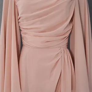 Detailopname van de elegante geplooide taille en vloeiende sjaalmouwen van een roze avondjurk