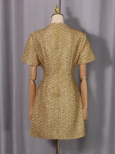 Vue arrière d'une mini robe en tweed doré vintage avec une fermeture éclair au dos.