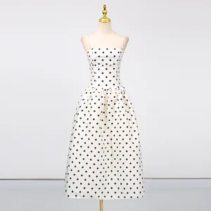 Abito midi bianco a pois neri in stile francese con spalline sottili e vita stretta