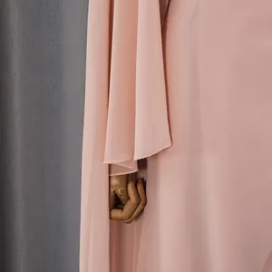 Gedetailleerd macro-beeld van roze chiffon avondjurk met delicate sjaalmouw zoom.