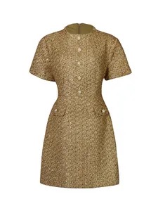Robe mini élégante en tweed doré vintage avec boutons perlés et style français classique.