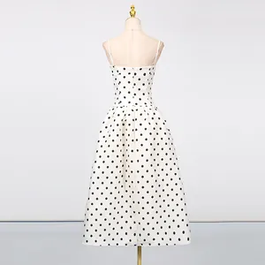 Elegante abito midi francese a sottoveste bianco a pois neri con vita aderente e definita