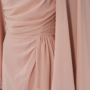 Detail van de geplooide taille van een elegante roze chiffon avondjurk voor dames