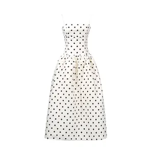 Vista frontale dettagliata di un abito midi bianco a pois stile elegante francese