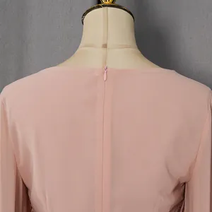 Detail achterkant van roze avondjurk met verborgen rits
