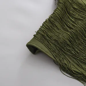 Detailansicht der olivgrünen Fransenstruktur an einem eleganten ärmellosen Kleid