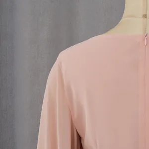 Detailweergave van de onzichtbare rits op een roze chiffon avondjurk voor dames