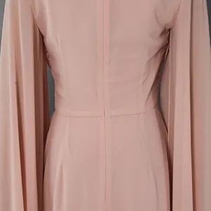 Rugdetail van een elegante roze avondjurk met cape-mouwen en onzichtbare rits