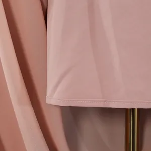 Detailopname van fijn stiksel en stoftextuur op een luxe oudroze avondjurk van topkwaliteit