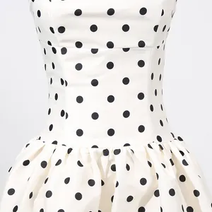 Dettaglio di un abito elegante francese bianco a pois neri con vita a pieghe