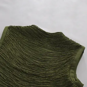 Nahaufnahme des olivgrünen ärmellosen Oberteils mit detailliertem langen Fransendesign.