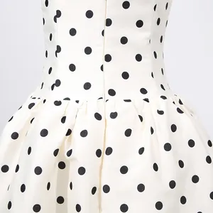 Dettaglio della vita stretta e della stampa a pois su un elegante abito francese