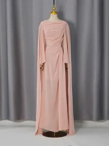 Elegante roze vloerlange avondjurk met cape-mouwen op een paspop voor dames