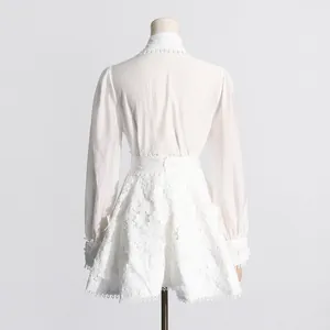 Vista trasera del elegante conjunto de camisa blanca y falda de encaje en un maniquí