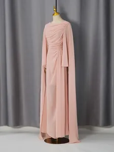 Elegante lichtroze vloerlange avondjurk met geplooid cape-mouwantwerp voor formele evenementen