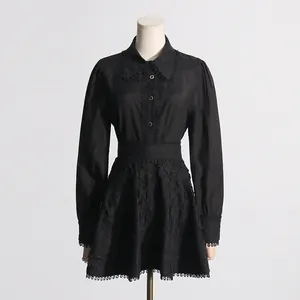 Vista frontal de un elegante conjunto de camisa negra vintage y falda de encaje en maniquí