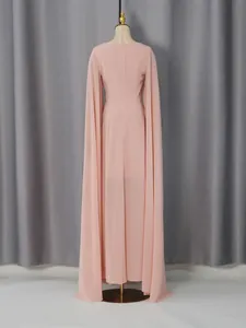 Elegante vloerlange roze avondjurk met cape mouwen voor formele gelegenheden.