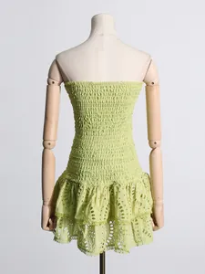 Mini vestido playero palabra de honor verde claro con nido de abeja, bordado y bajo con volantes
