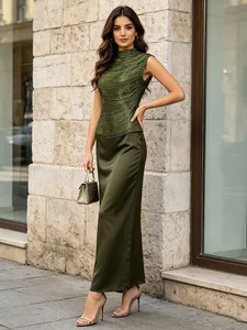 Elegantes olivgrünes zweiteiliges Rock-Set mit ärmellosem Oberteil und Satin-Maxirock