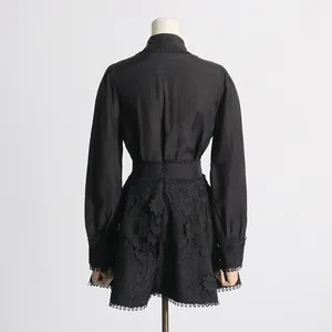 Vista trasera de conjunto de camisa negra de manga larga y minifalda de encaje floral