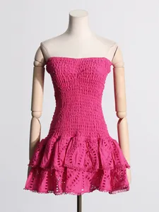 Elegante vestido playero fucsia palabra de honor con bordados y detalles de volantes