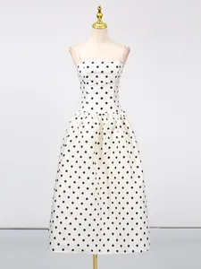 Elegante abito midi bianco a pois neri stile francese con vita segnata e spalline.