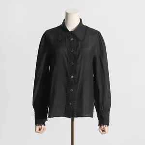 Elegante camisa negra de manga larga con ribete de encaje bordado y botones simples
