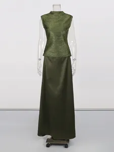 Elegantes olivgrünes Set mit ärmellosem Fransenoberteil und Satin-Maxirock