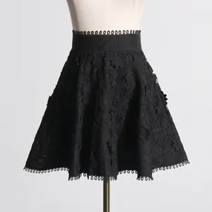 Detalle de una elegante falda evasé de encaje floral negro mostrada en un maniquí.