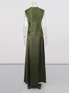 Rückansicht eines eleganten olivgrünen Zweiteilers mit Fransen-Oberteil und Satin-Maxirock.