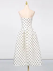 Abito a bretelle bianco a pois stile francese elegante abito estivo vista posteriore