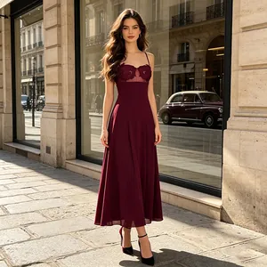 Elegantes burgunderrotes Midikleid mit feiner Spitzenstickerei und schmalen Trägern.