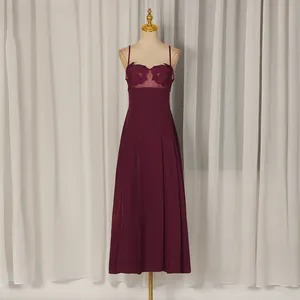 Elegantes burgunderfarbenes Abendkleid mit Reliefstickerei und Spaghettiträgern Detail