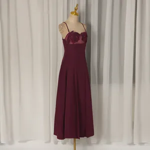 Elegantes weinrotes Abendkleid mit geprägter Blumenstickerei und Spaghettiträgern