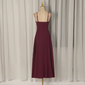 Rückansicht eines eleganten burgunderroten Abendkleides mit schmalen Spaghettiträgern