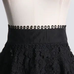 Primer plano detallado del bordado de encaje floral negro en una falda elegante
