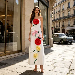 Elegantes weißes Sommer-Maxikleid mit leuchtenden 3D-Blumenapplikationen und Trägern