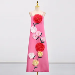 Detail mit lebendigen 3D-Blumenapplikationen auf einem rosa Trägerkleid