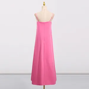 Detailansicht der Rückseite eines minimalistischen rosa Maxikleids auf einer Schneiderpuppe