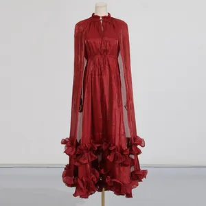 Elegante vestido largo rojo con capa y dobladillo de volantes para eventos de gala y noche