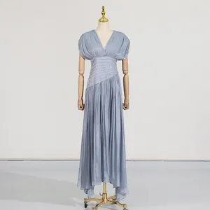 Elegantes hellblaues Maxikleid aus plissiertem Satin mit V-Ausschnitt an einer Holzpuppe.