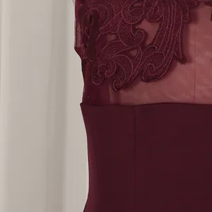 Detailaufnahme der eleganten burgunderroten Stickerei auf dem Oberteil des Abendkleids