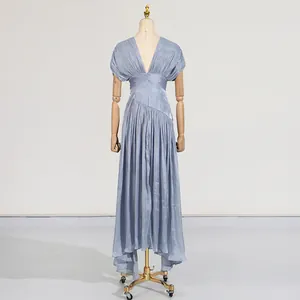 Detail der Rückseite eines eleganten hellblauen plissierten Satinkleides auf Mannequin