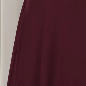 Nahaufnahme des eleganten burgunderroten Abendkleidstoffes mit feiner Textur und Falten